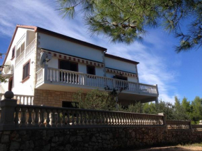 Apartments and Room Makaj